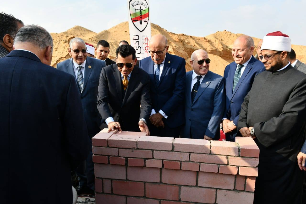 وزير الشباب والرياضة يضع حجر اساس اول مسجد للقضاة مع محافظ القاهرة